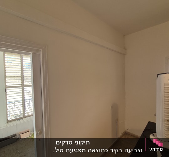 קיר צבוע עם חלון ודלת פתוחה